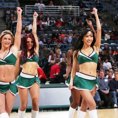 写真：NBAでチアダンスをする吉野内さんと仲間たち