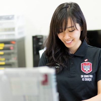 写真：デスクでパソコンを使って仕事中の吉野内さん