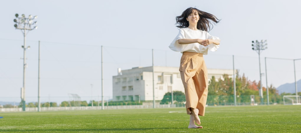 写真：グラウンドで踊る吉之内さん