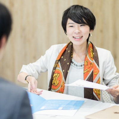 写真：接客をする越迫さん