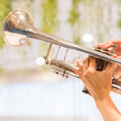 写真：トランペットを持つ越迫さんの手元
