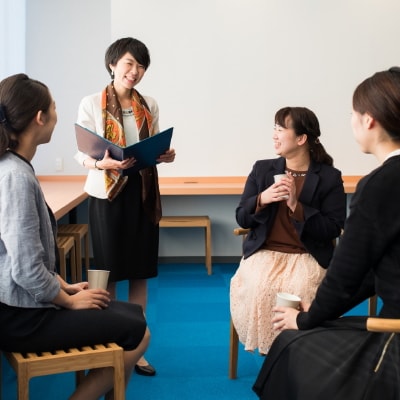 写真：スタッフと話す越迫さん