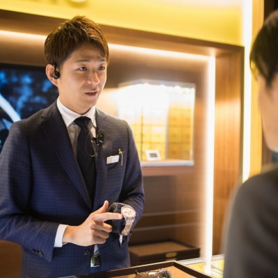 写真：接客をする小川さん