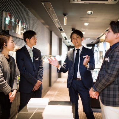 写真：スタッフと話す小川さん