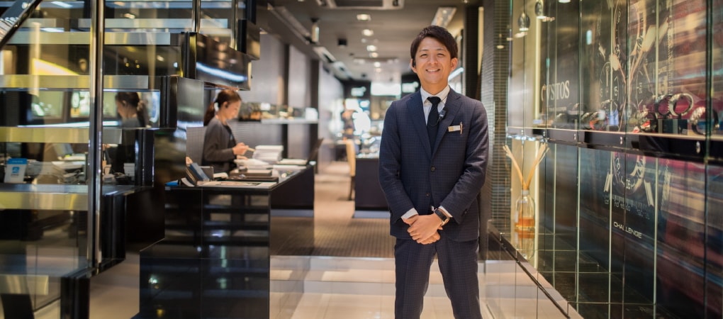 写真：店内に立つ小川さん