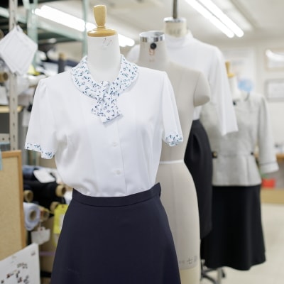 写真：製品の制服を着せたマネキン