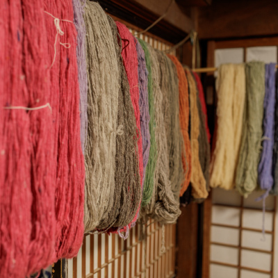 写真：様々な色に染色された糸