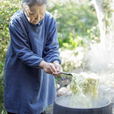 写真：染色をする岡さん