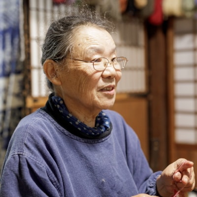 写真：作業しながら話すｓ岡さん